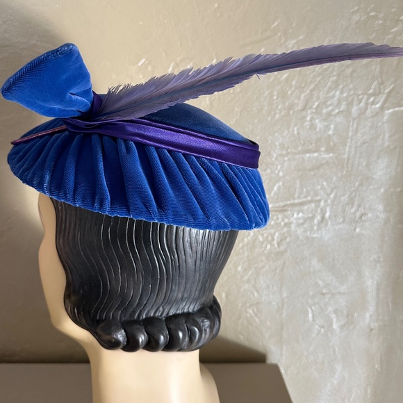 CHIC 1950's ROYAL BLUE VELVET & PURPLE SATIN DRAPED PANCAKE HAT WITH FEATHER - Picture 4 of 11